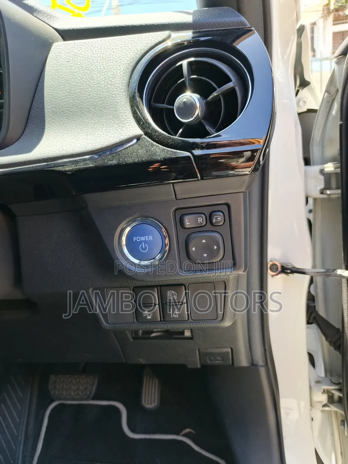 Toyota Corolla Fielder 1.5 Hybrid FWD 2019 White