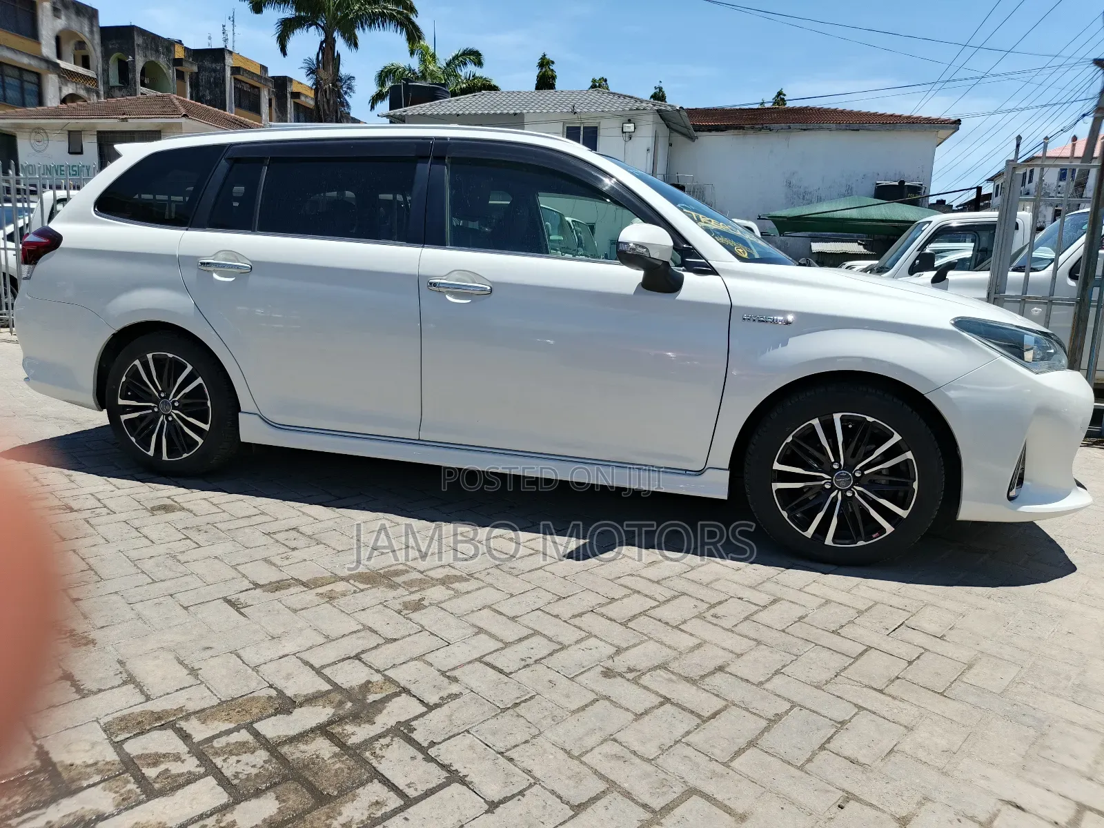 Toyota Corolla Fielder 1.5 Hybrid FWD 2019 White
