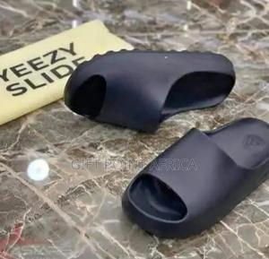 Black Yeezy Slides - thumbnail 2