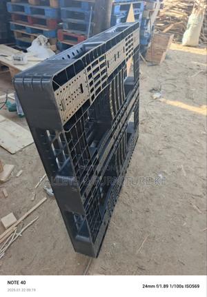 Durable/Stackable/ Heavy Plastic Pallets - thumbnail 2