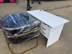 White Manicure Desk Table And Black Manicure Styling Chair