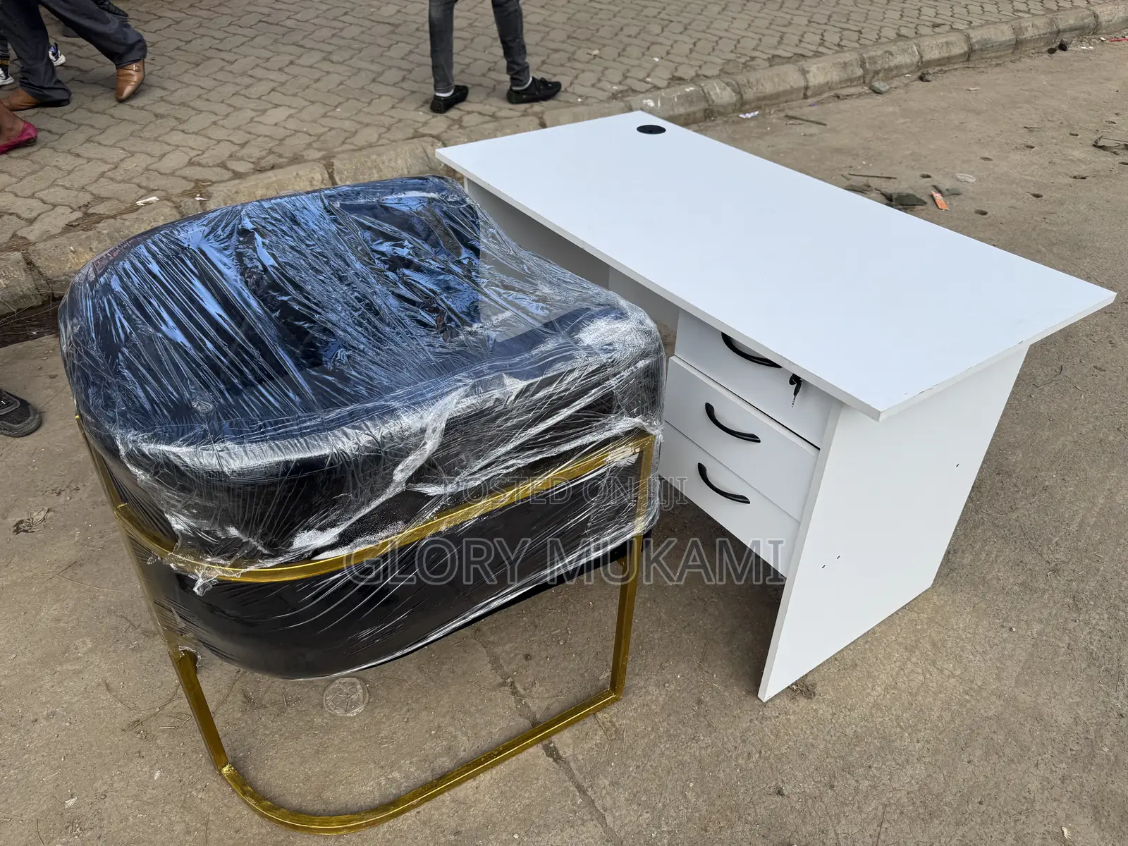 White Manicure Desk Table And Black Manicure Styling Chair