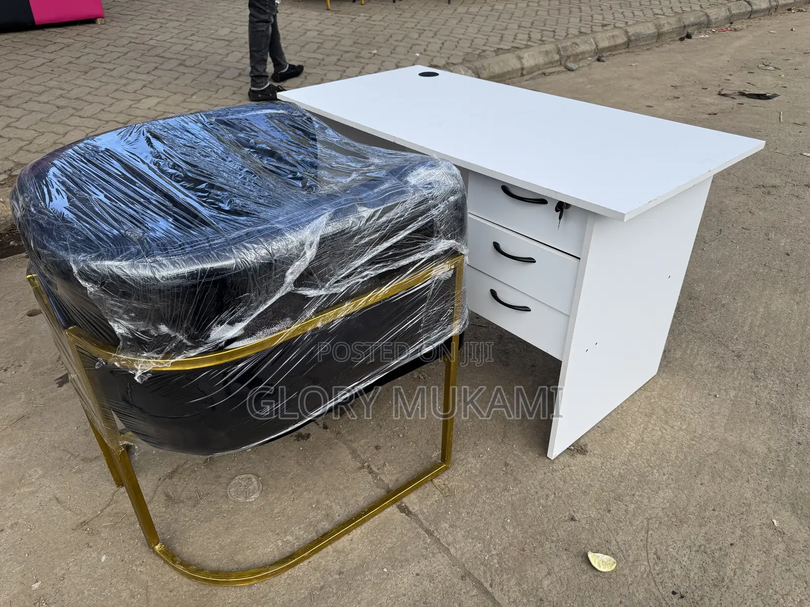 White Manicure Desk Table And Black Manicure Styling Chair
