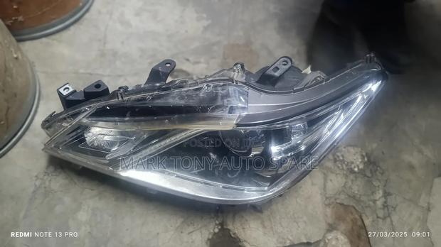 Crown 2014 Headlight Zenon Clean