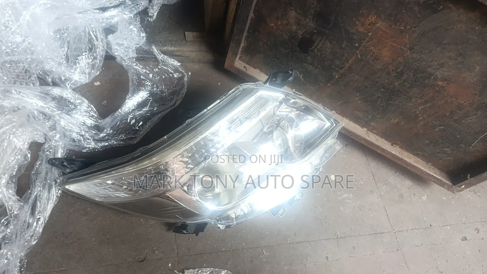 Toyota Noah 2017 Headlight Zenon Clean