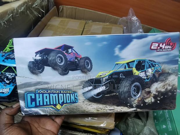 2.4ghz Mountain Climbing Rc Car With Remote Control - main view