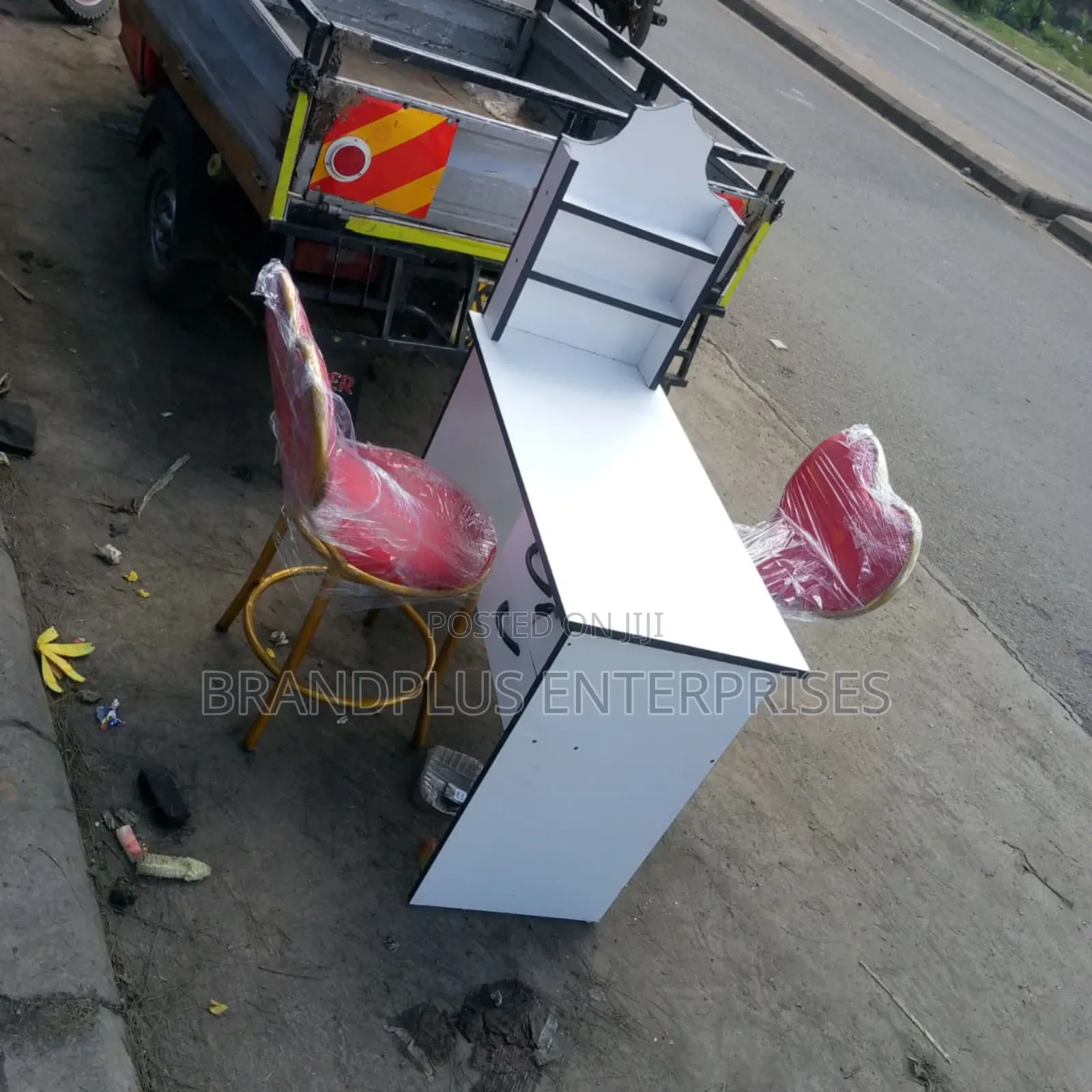 Manicure Table Set With Seats