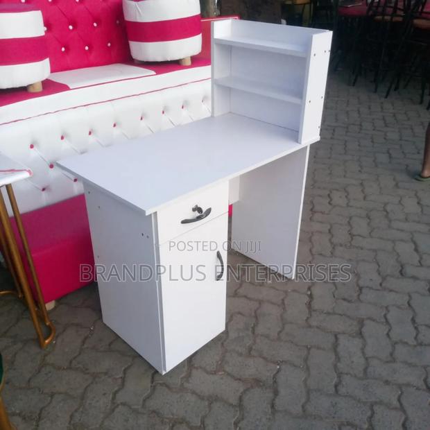 Manicure Table - main view