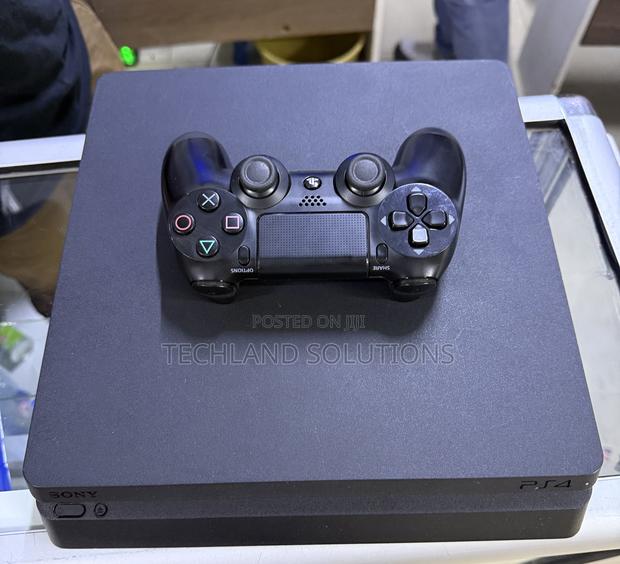 Very Clean Chipped Ps4 Slim - main view