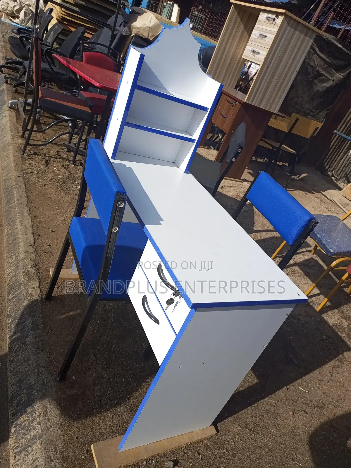 Manicure Table And 2 Seats