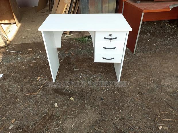 Manicure Table - main view