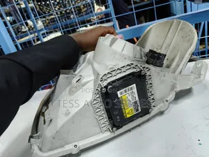 Toyota Porte 2005 Headlight