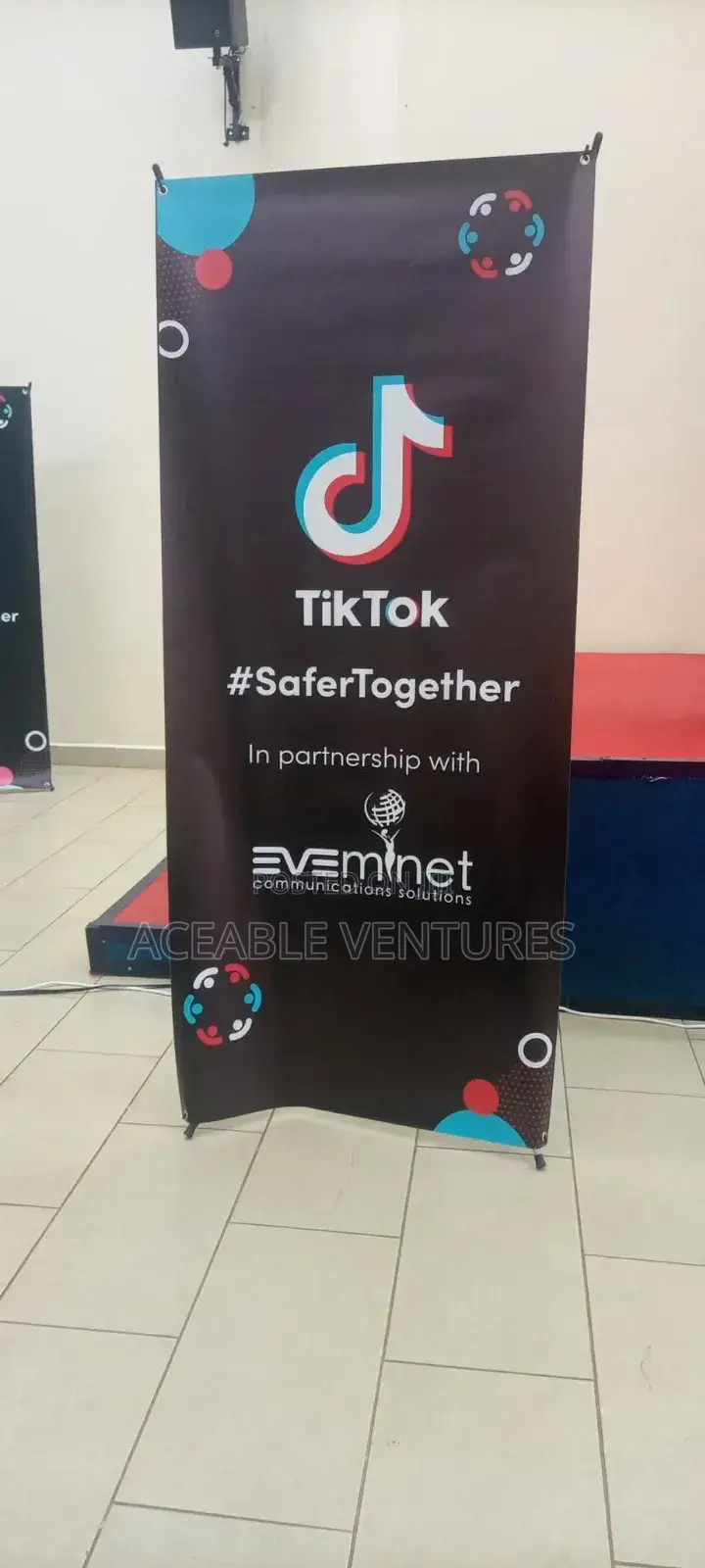 Vibrant X-Banner Stand