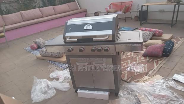 New 4 Burner Barbeque With a Side Burner