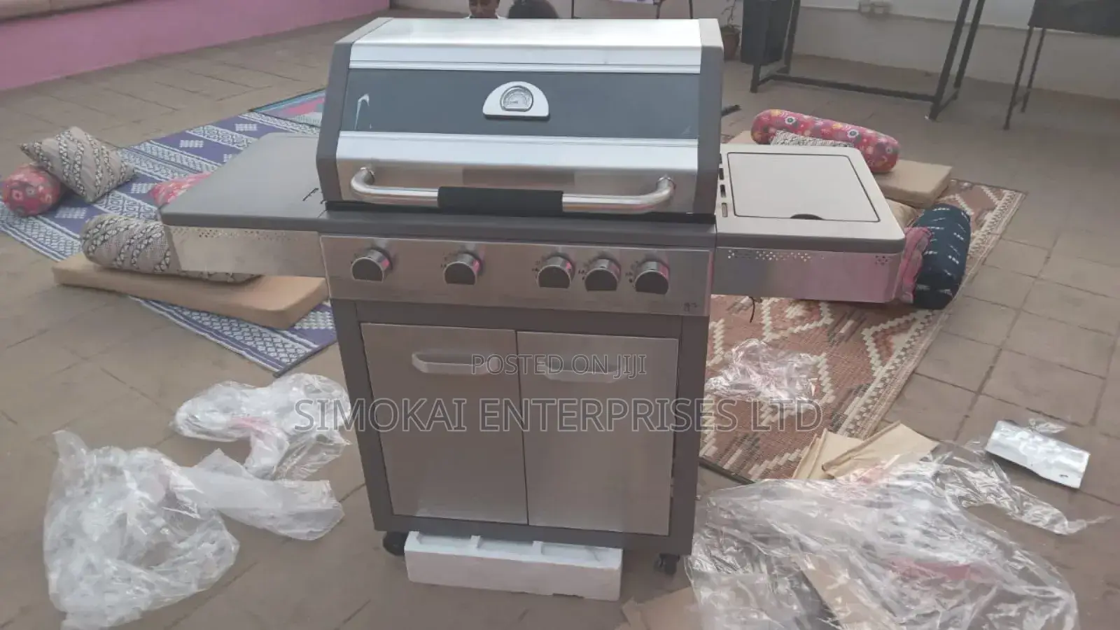Stainless Steel 4 Burner BBQ With a Side Burner