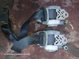 Toyota Isis Seatbelts