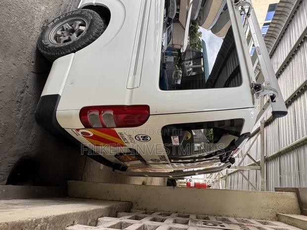 Toyota HiAce 2012 White - thumbnail 6