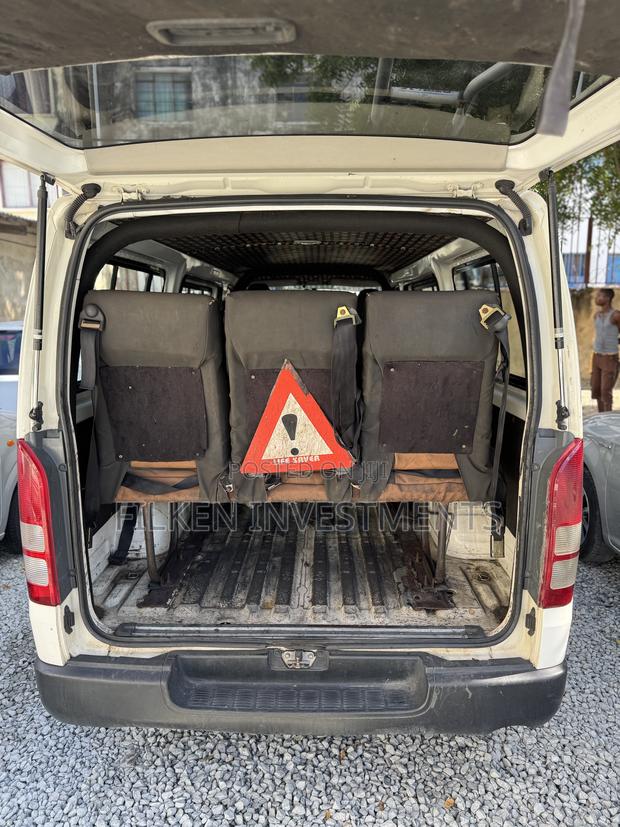 Toyota HiAce 2017 White - thumbnail 4