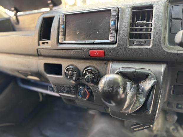 Toyota HiAce 2017 White - thumbnail 6
