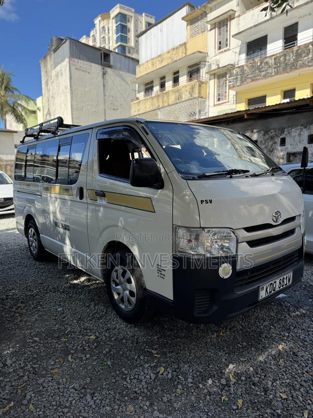 Toyota HiAce 2017 White - thumbnail 10