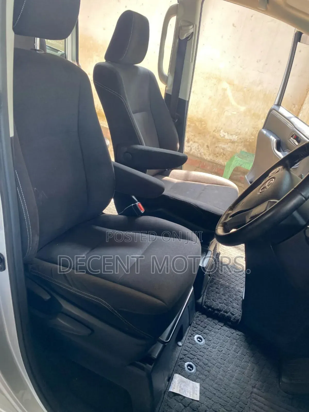 Toyota Esquire 2.0 FWD (7 seater) 2018 Silver