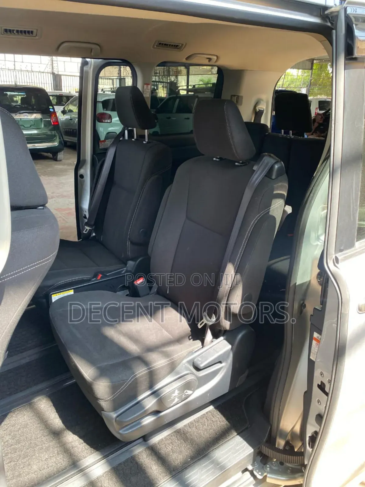 Toyota Esquire 2.0 FWD (7 seater) 2018 Silver