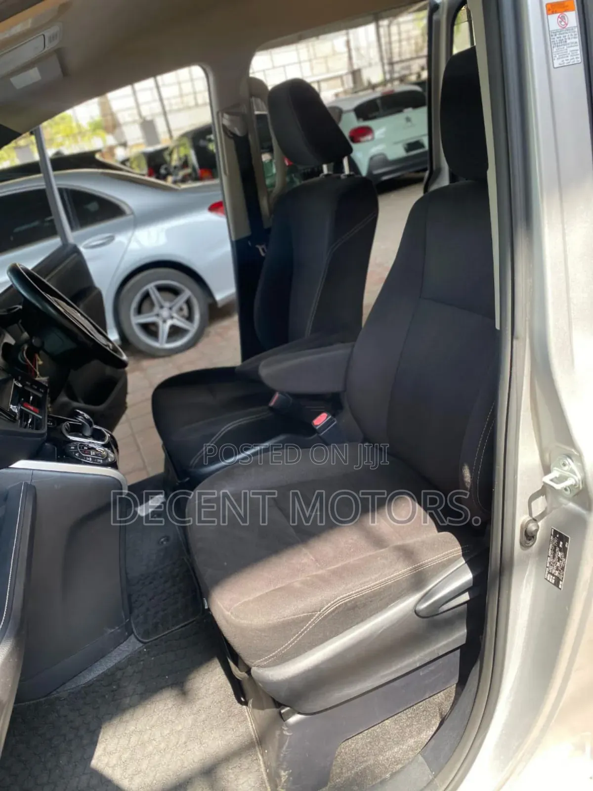 Toyota Esquire 2.0 FWD (7 seater) 2018 Silver