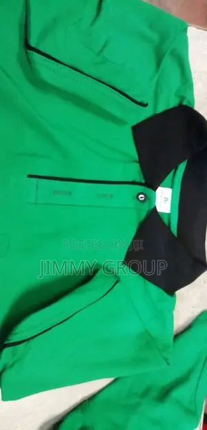 Kelly Green Polo T-Shirt With a Black Collar