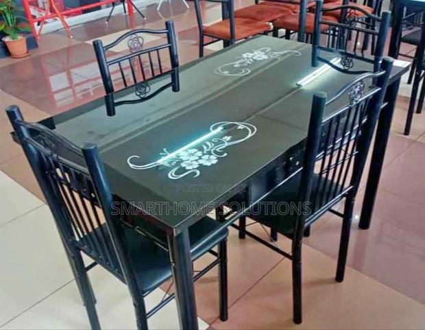 Dining Expandable 4 Sitter Dining*. - main view