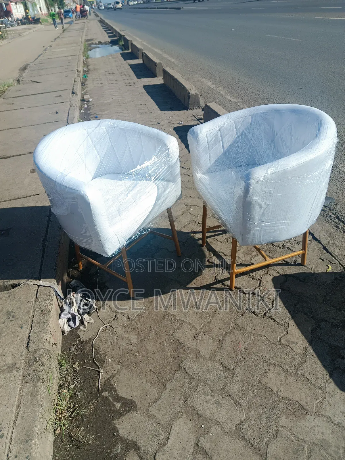 White Styling Seats With Gold Frame 
