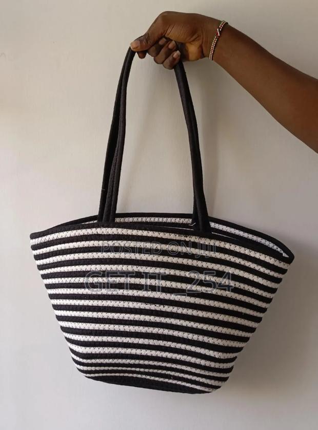 Large Capacity Straw Woven Bag - thumbnail 4