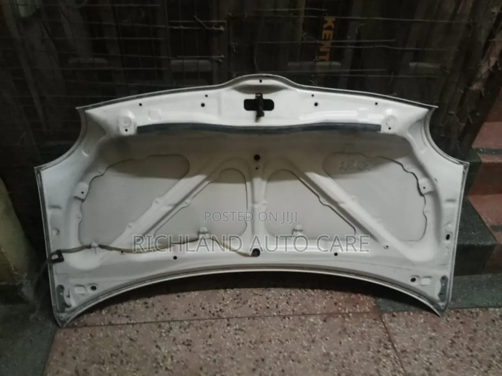 Toyota Sienta Bonnet