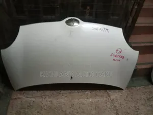 Toyota Sienta Bonnet