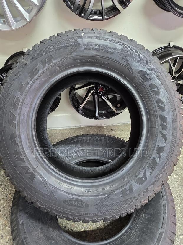 265/65r17 Goodyear Wrangler - thumbnail 2