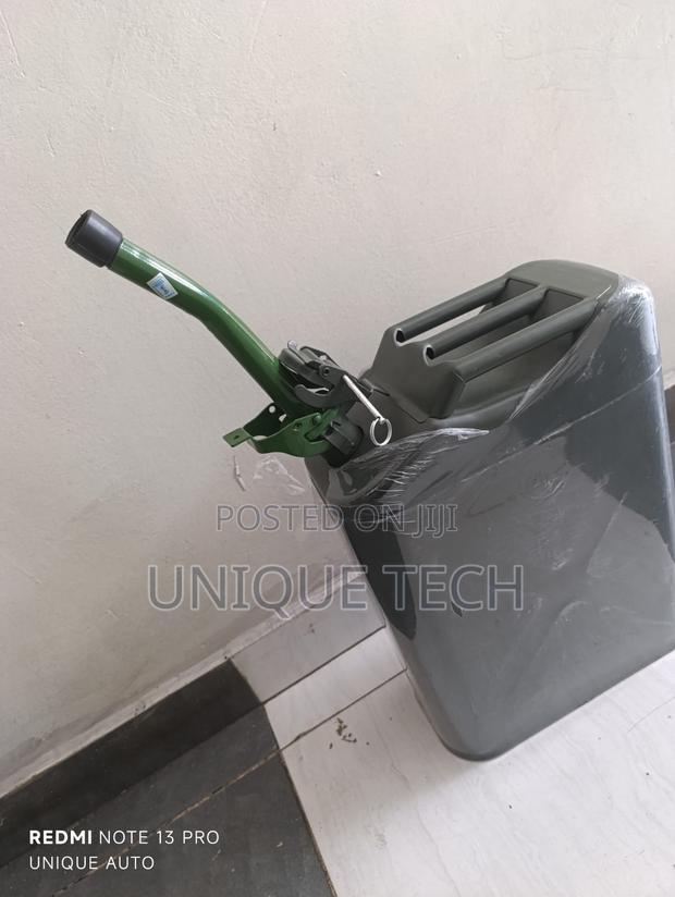 20ltr Fuel/Petrol /Diesel Jerrycan With a Pouring Spout