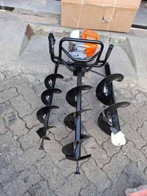 Hawk King 4-Stroke Earth Auger Machine.