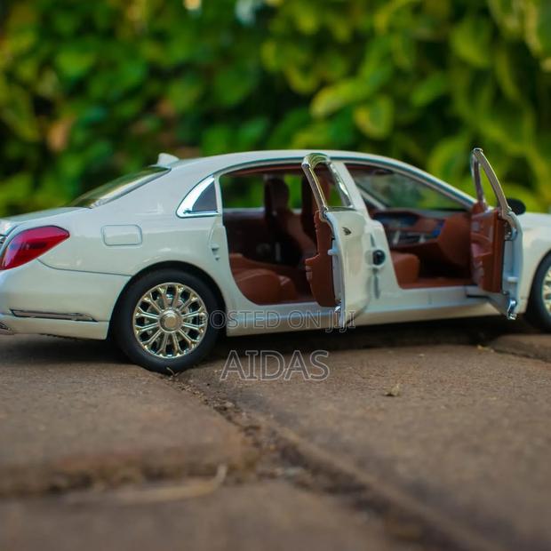 Mercedes Benz E300 Metallic Model Car - thumbnail 2