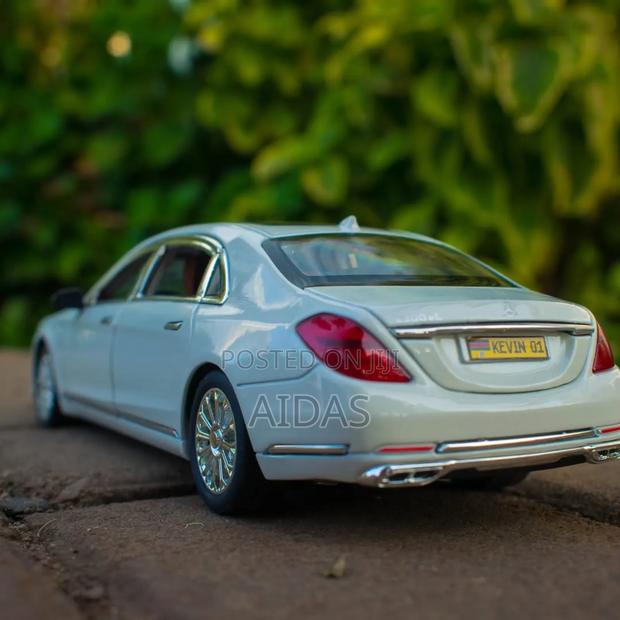 Mercedes Benz E300 Metallic Model Car - thumbnail 3