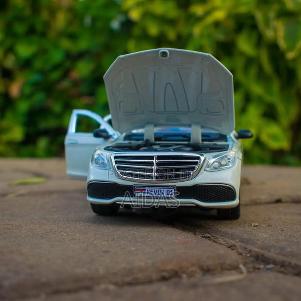 Mercedes Benz E300 Metallic Model Car - thumbnail 4