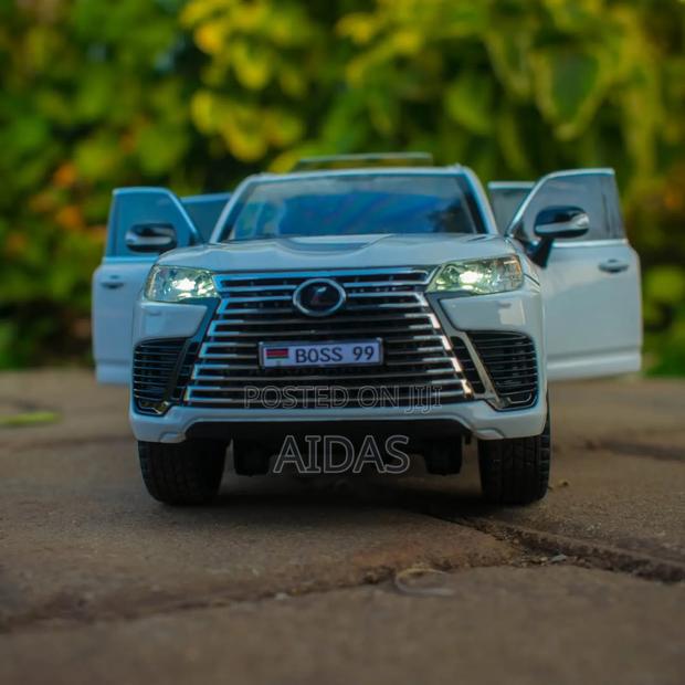 Lexus Lx 600 Metallic Model Car - thumbnail 2