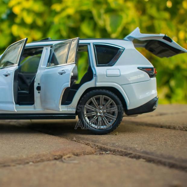 Lexus Lx 600 Metallic Model Car - thumbnail 3