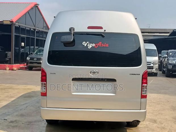 Toyota HiAce 2018 Silver - thumbnail 2