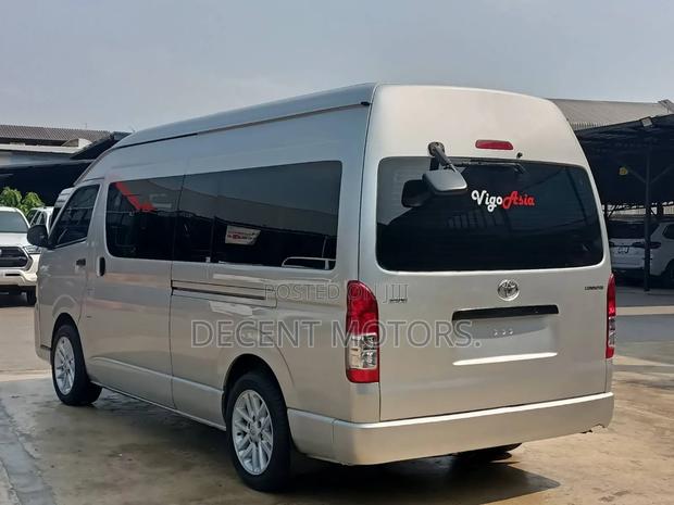 Toyota HiAce 2018 Silver - thumbnail 13