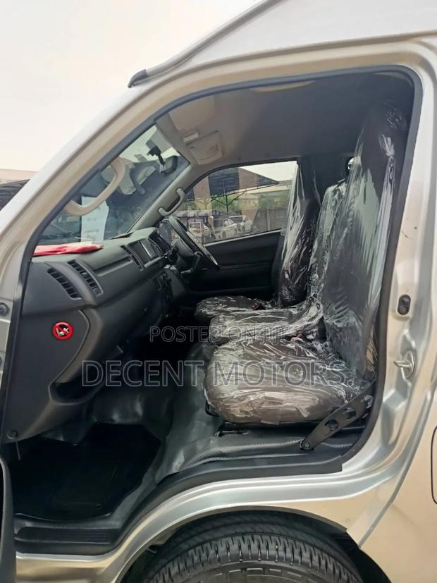 Toyota HiAce 2018 Silver - thumbnail 6