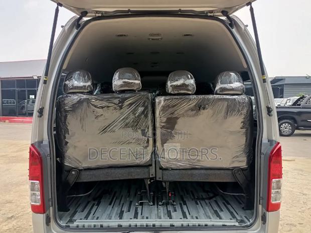 Toyota HiAce 2018 Silver - thumbnail 11