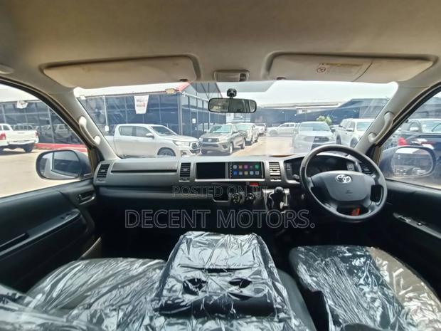 Toyota HiAce 2018 Silver - thumbnail 4