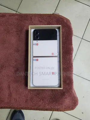 Samsung Galaxy Z Flip4 256 GB Gold