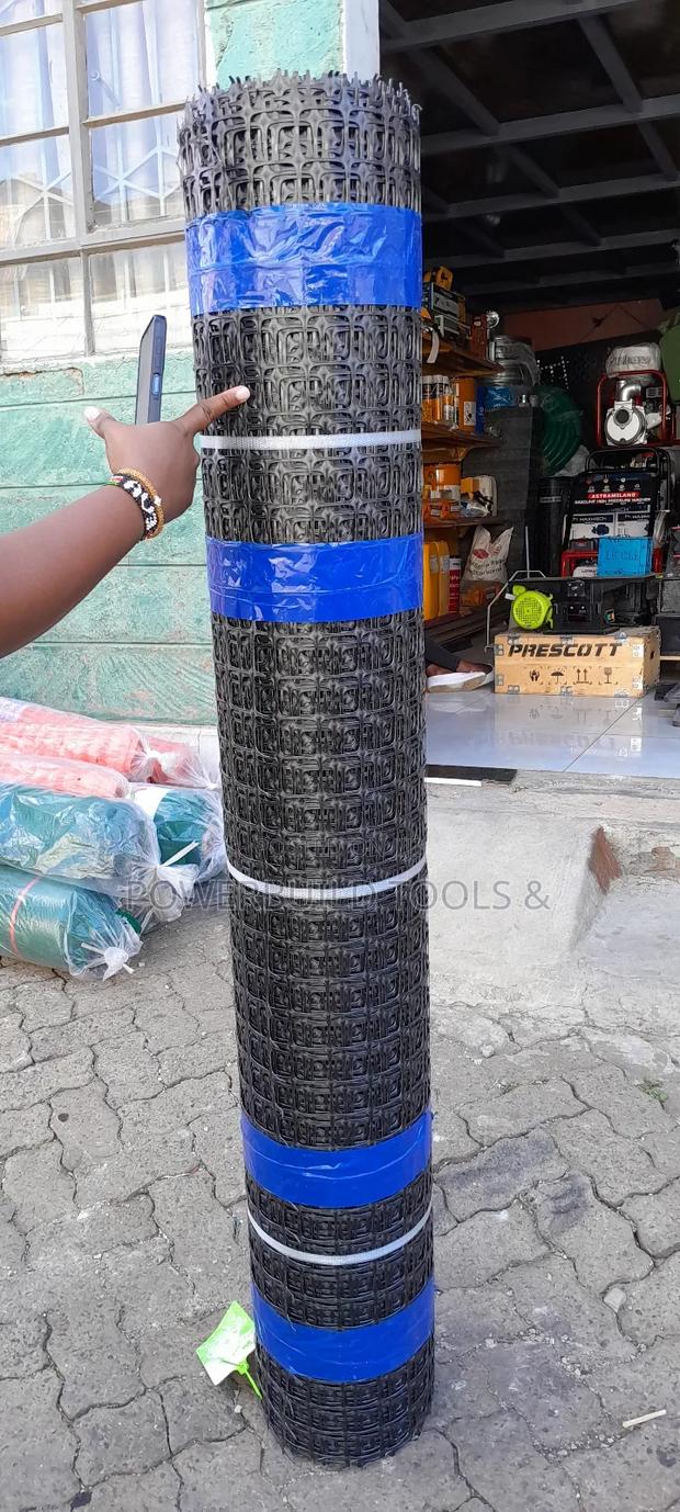 Geogrid Plastic Mesh/Fence 1.5metres by 50metres - thumbnail 3