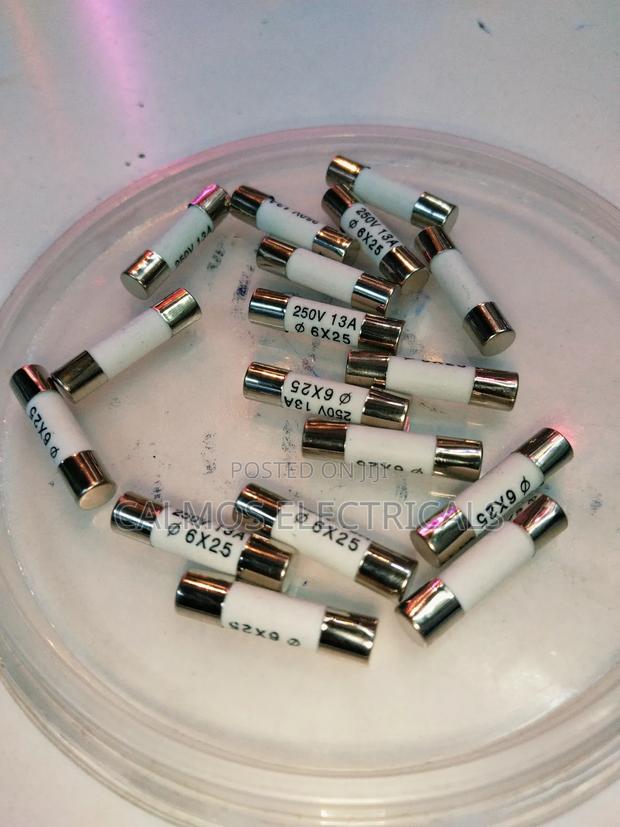 13a Fuses 250v - thumbnail 2