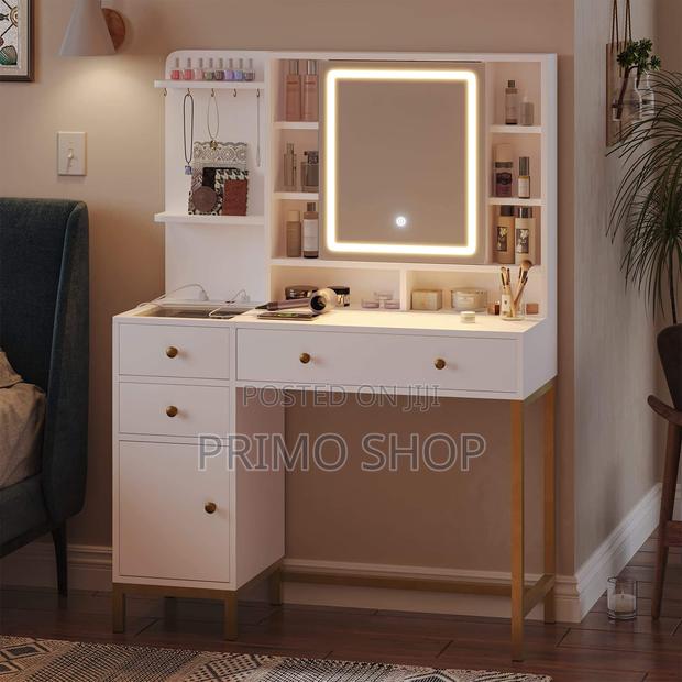 Dressing Table; Posh Elegant Dressing Table - main view